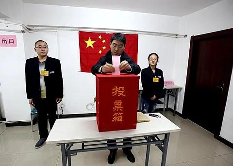 一北京选民11月8日为选举市基层人大代表投出一票