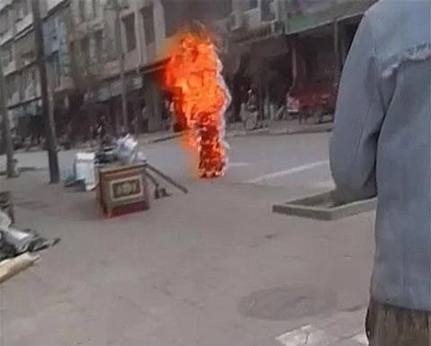 2011年11月3号，一名西藏尼姑在西藏自焚（资料照）