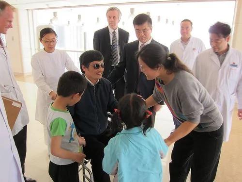 陈光诚一家四口在北京朝阳医院团聚的照片，让人感慨落泪！