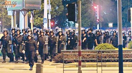 大批防暴警察昨晚在街上巡逻戒备。 （本报中山传真）