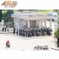 沙溪镇政府门外有数十名防暴警察列队戒备。 （本报中山传真）