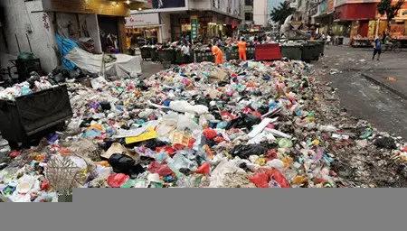 深圳白石厦30吨垃圾塞满街道 居民几乎被熏晕