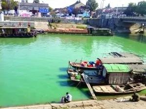 京杭运河江苏丹阳段因化工厂偷排废水变蓝(图)