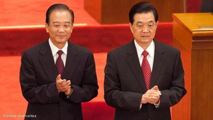 JAHRESRüCKBLICK 2011 - ARCHIV - chinas Staats- und Parteichef Hu Jintao (R) und Premier Wen Jiabao kommen am 01.07.2011 in die Gro?e Halle des Volkes in Peking. In der Ungewissheit der Weltwirtschaftskrise steht China vor einem Machtwechsel. Eine neue Führungsgeneration soll im n?chsten Jahr das Ruder in die Hand nehmen. M?chtige Fraktionen ringen um Einfluss und Posten. Nur zwei Personalien erscheinen heute ziemlich klar. Eine davon: Vizepr?sident Xi Jinping (58) soll neuer Staats- und Parteichef werden und den dann 70-j?hrigen Hu Jintao beerben. Vizepremier Li Keqiang, soll jetzt aber die Nachfolge von Regierungschef Wen Jiabao (69) antreten. EPA/ADRIAN BRADSHAW (zu dpa-Korr China im übergang: Tauziehen vor Machtwechsel am 01.12.2011) +++(c) dpa - Bildfunk+++ 