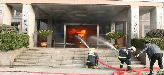 浙江一男子因房屋纠纷在镇政府大厅纵火