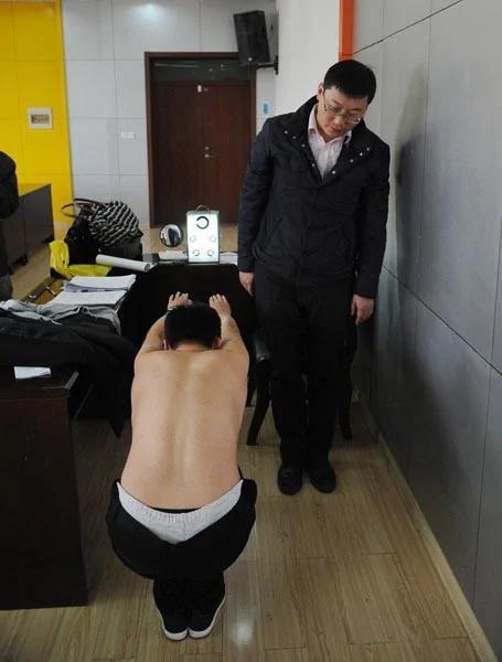 海航招大学生飞行员 考官闻腋下 有狐臭者直接淘汰(组图)