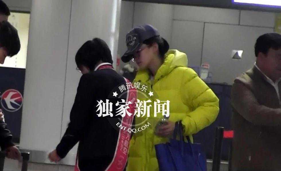 “好声音”丁丁亮相机场被拍 瓜子皮随意乱扔素质低(组图)
