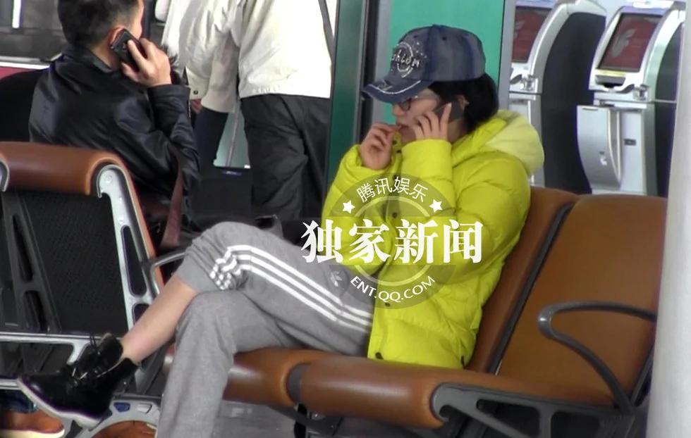 “好声音”丁丁亮相机场被拍 瓜子皮随意乱扔素质低(组图)