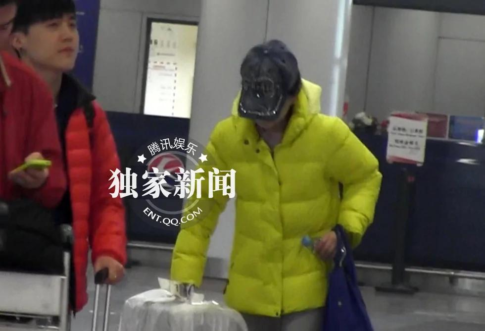 “好声音”丁丁亮相机场被拍 瓜子皮随意乱扔素质低(组图)