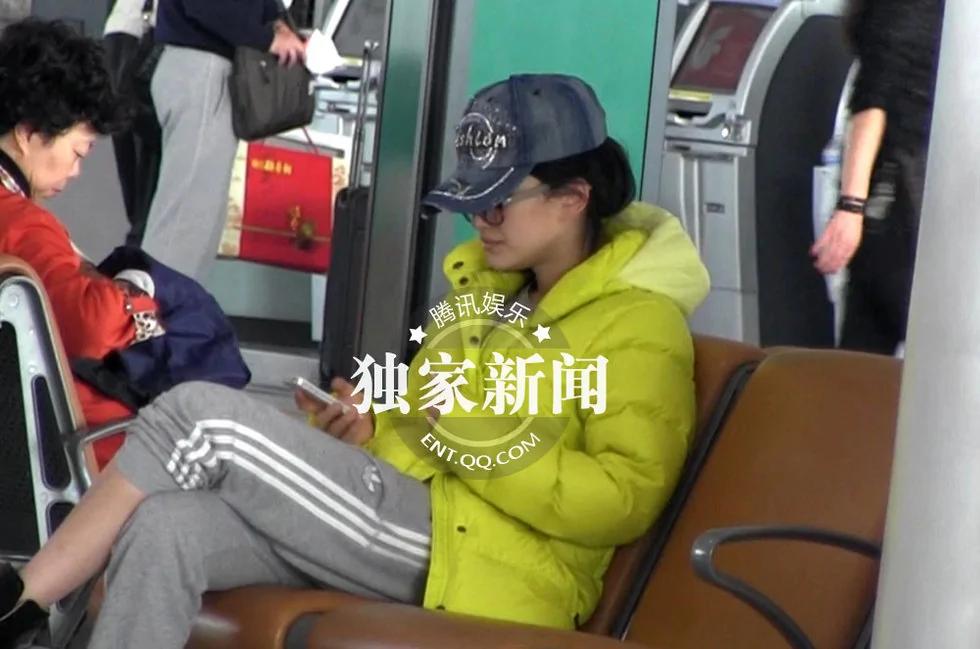 “好声音”丁丁亮相机场被拍 瓜子皮随意乱扔素质低(组图)