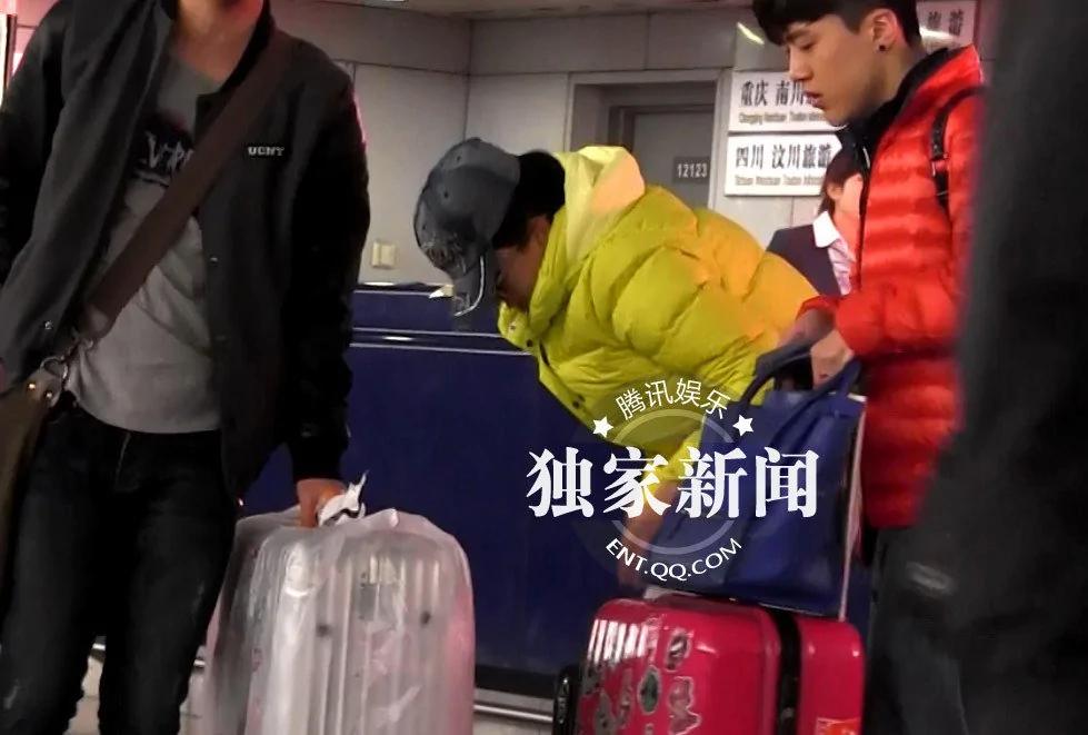 “好声音”丁丁亮相机场被拍 瓜子皮随意乱扔素质低(组图)