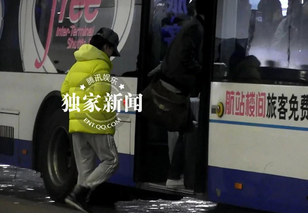 “好声音”丁丁亮相机场被拍 瓜子皮随意乱扔素质低(组图)