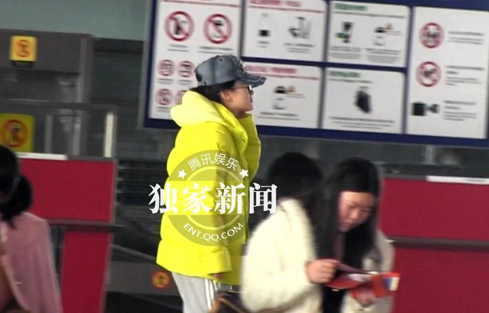 “好声音”丁丁亮相机场被拍 瓜子皮随意乱扔素质低(组图)