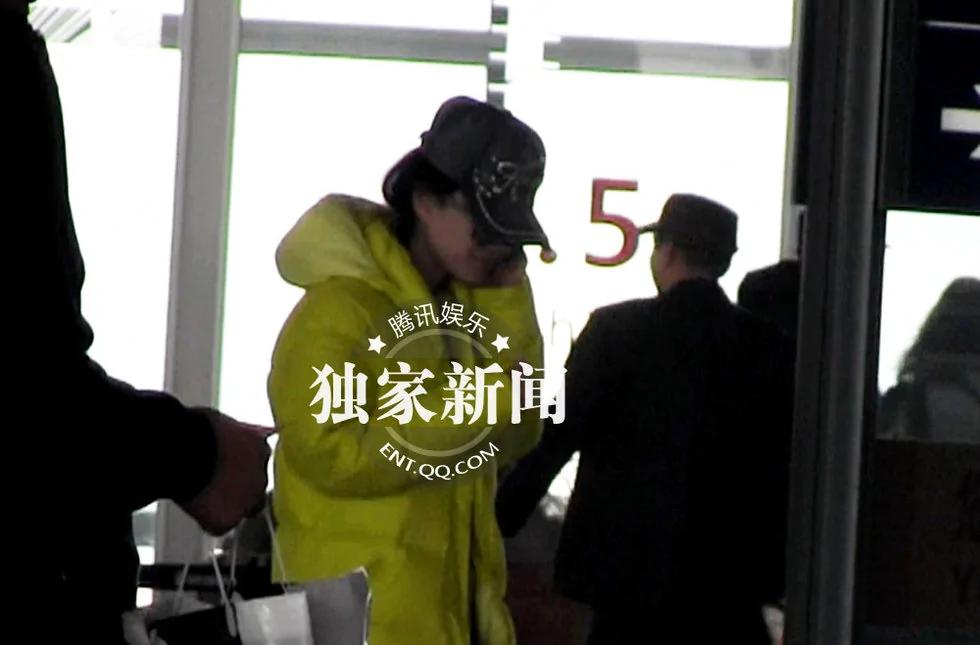 “好声音”丁丁亮相机场被拍 瓜子皮随意乱扔素质低(组图)