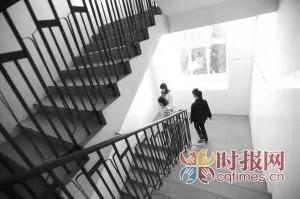 富家女哭求读农村学校 诉名校攀比成风不适合(组图)