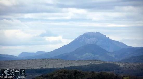 法国担心游人涌入封锁圣山:据称可躲避世界末日(组图)