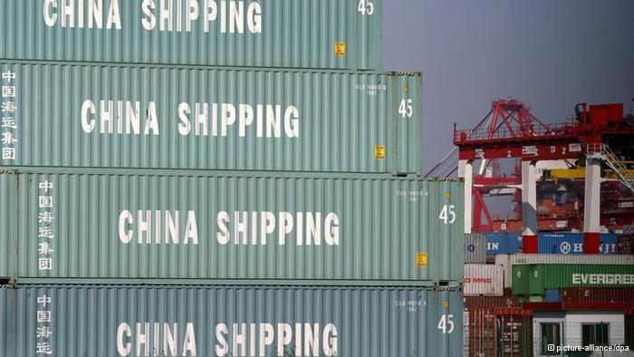 ARCHIV - Container stapeln sich auf dem Gel?nde der Shanghai Pudong International Container Terminal LTD auf einem der gr??ten Conatinerhafen der Welt in Shanghai (Archivfoto vom 09.10.2003). China kritisiert die ?Schuldensucht? der USA, müsste sich aber eigentlich an die eigene Nase packen. Denn auf eine ?hnlich ungesunde Weise ist China selbst abh?ngig von seinen exzessiven Exporten in die USA. Das riesige Handelsungleichgewicht zwischen den beiden gr??ten Volkswirtschaften z?hlt schon lange zu den ungel?sten Problemen der Weltwirtschaft. EPA/QILAI SHEN (zu dpa 0314) +++(c) dpa - Bildfunk+++