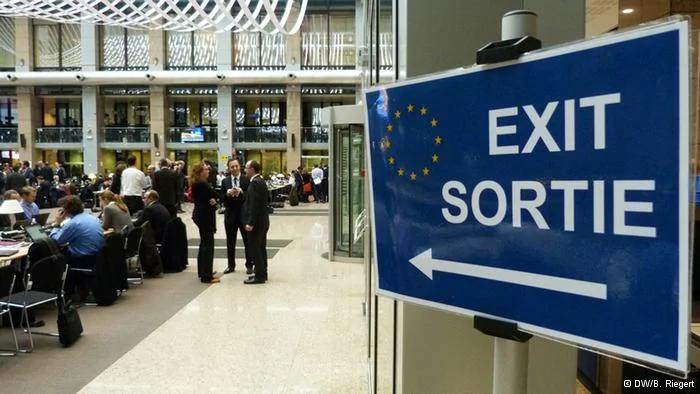EU Gipfel Ausweg gesucht. Symbolbild: Europ?ische Union sucht beim Haushaltsgipfel einen Ausweg aus Sackgasse und Krise. Blaues Schild mit Euro-Fahne und Exit-Beschriftung im Ratsgeb?ude der EU, Rue de la Loi, Brüssel. Aufgenommen in Brüssel 23.11.2012. Foto: Bernd Riegert, DW