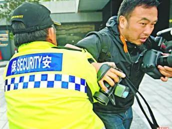 香港警方与记者之间发生冲撞。图片摄于2012年9月26日