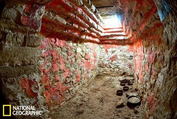 墨西哥发现玛雅古墓：红色壁画展现蛇豹君王(组图)