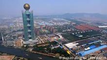 328 Meter hoher Wolkenkratzer in Huaxi, ChinaSchlagworte Geografie, Architektur, Bauten, Geb?ude, Reisen, St?dte, Tourismus, Sehenswürdigkeit, Stadtansicht, Sehenswürdigkeiten, Hochh?user, Touristenattraktion, Reiseziel, Bauwerk, Reise, Bauwerke, Stadt, Wolkenkratzer, Jiangsu, Reiseziele, Huaxi, Skyline, Hochhaus, Jiangyin