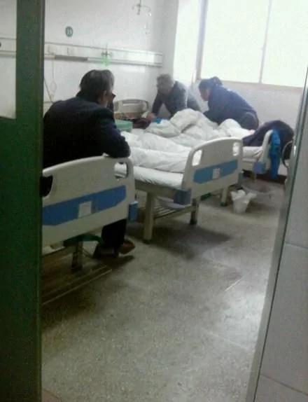 河南男子小学门口砍伤22名学生