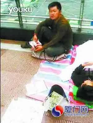 男子辞掉月薪7500元的工作专职行乞称赚得更多