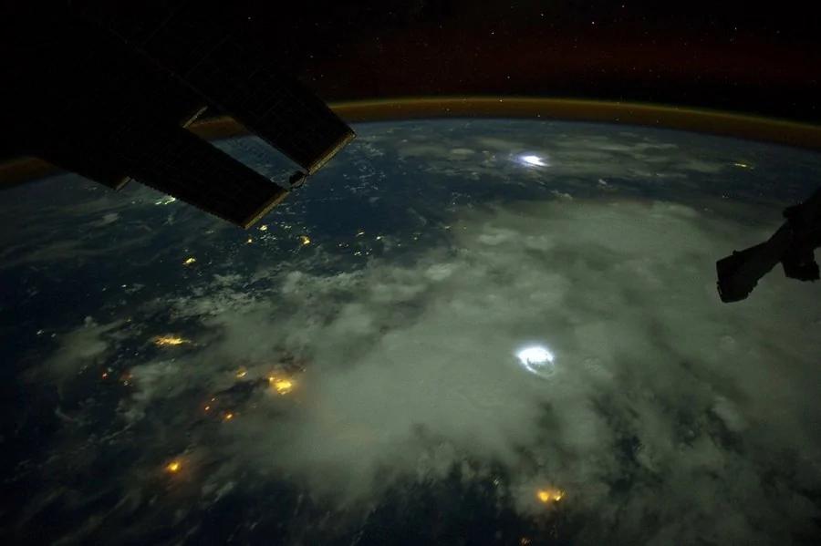 震撼！2012国际空间站宇航员摄影集公布(组图)