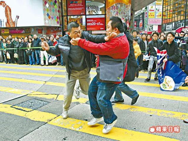 香港左派挺梁振英人士游行随街打人 警方服侍周到