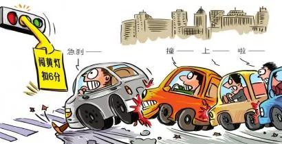 成都一辆车急刹躲黄灯导致4辆车连环追尾(组图)