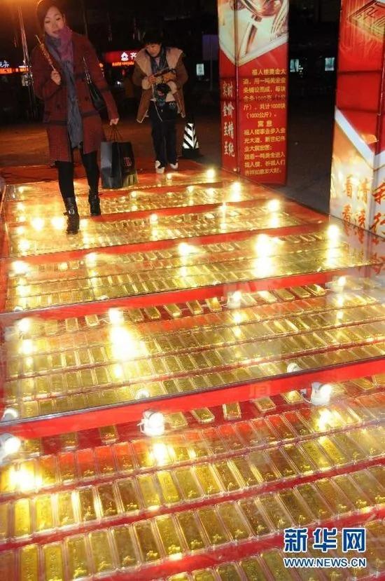 山东1家金店用1吨金条铺“黄金大道”供市民踩金(组图)