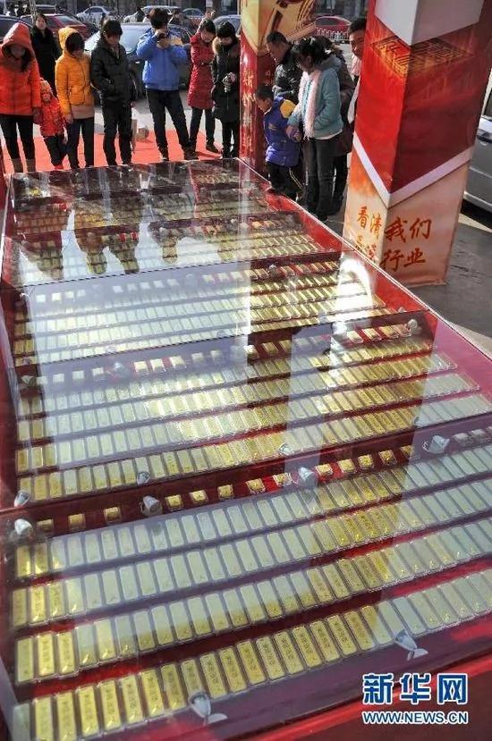 山东1家金店用1吨金条铺“黄金大道”供市民踩金(组图)