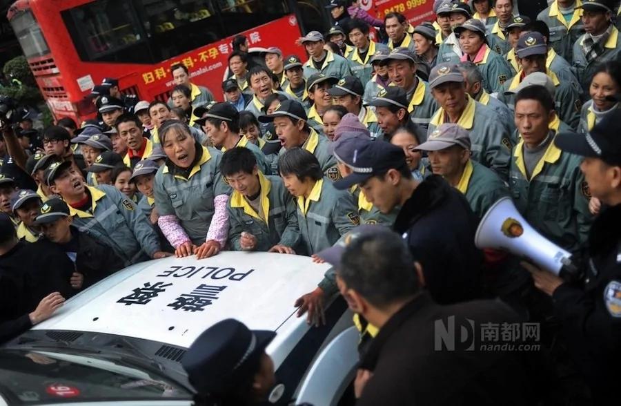 广州荔湾200多名环卫工罢工围警车要求涨薪(高清组图)