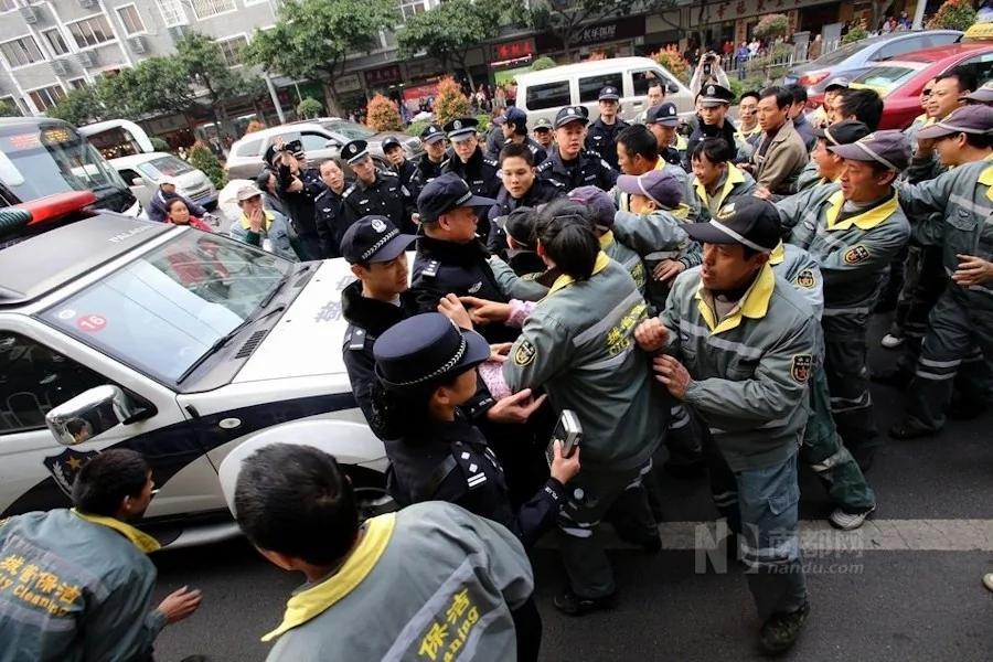 广州荔湾200多名环卫工罢工围警车要求涨薪(高清组图)
