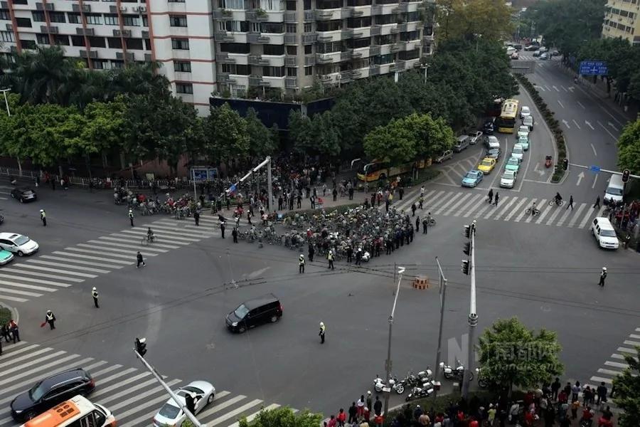 广州荔湾200多名环卫工罢工围警车要求涨薪(高清组图)