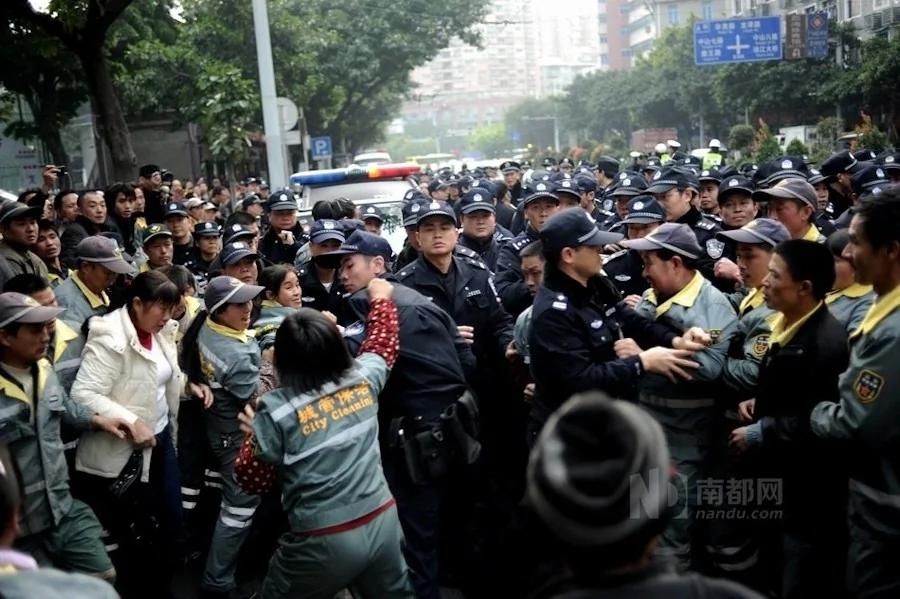 广州荔湾200多名环卫工罢工围警车要求涨薪(高清组图)