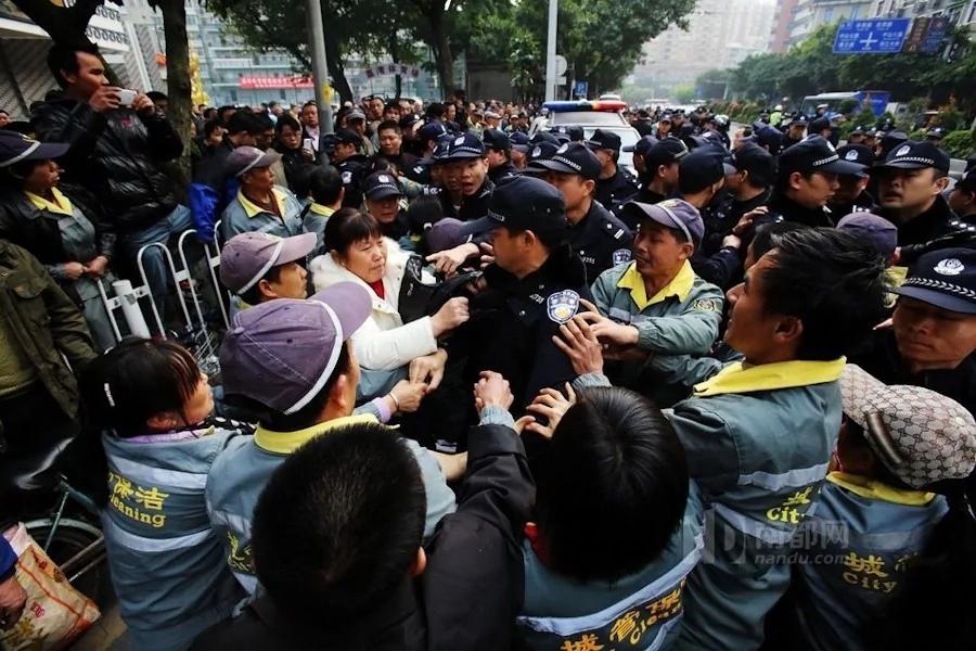 广州荔湾200多名环卫工罢工围警车要求涨薪(高清组图)