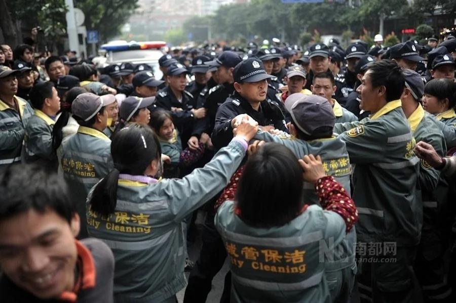 广州荔湾200多名环卫工罢工围警车要求涨薪(高清组图)