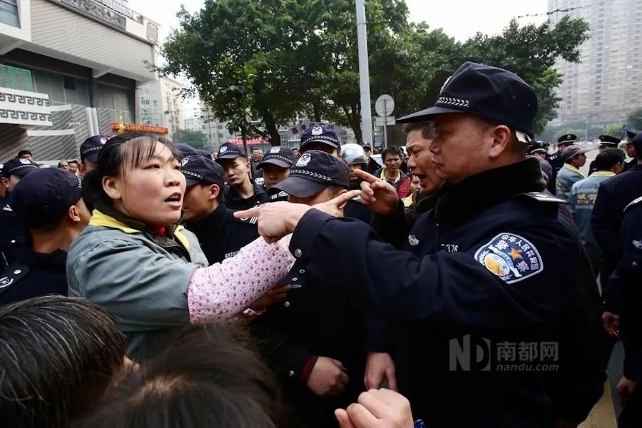 广州荔湾200多名环卫工罢工围警车要求涨薪(高清组图)