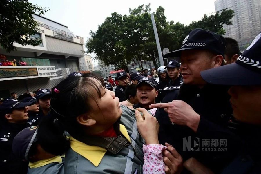 广州荔湾200多名环卫工罢工围警车要求涨薪(高清组图)