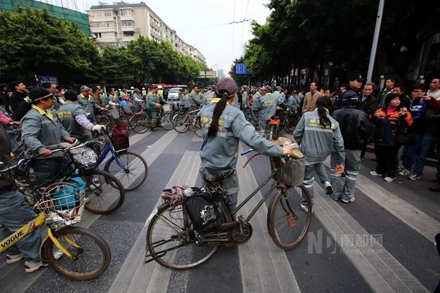 广州荔湾200多名环卫工罢工围警车要求涨薪(高清组图)