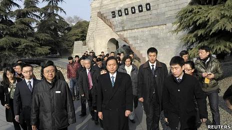 鸠山由纪夫在大批随行人员和馆方人员陪同下进入江苏南京大屠杀纪念馆（17/1/2013）