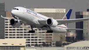 一架联合航空波音787客机在洛杉矶国际机场起飞（9/1/2013）