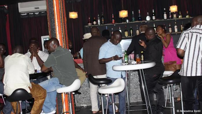 -Bildrechte für Bilder Nr4:Anneselma Bentil(asbarber@citizenkofi.com. tel:00233267858820) erlaubt der DW diese Bilder zu verwenden.Beschreibung(Bild4): ghanaische Mittelschicht kann sich Getr?nke im dem teueren Citizen Kofi entertainment centre leisten.Zulieferer: Eric Segueda