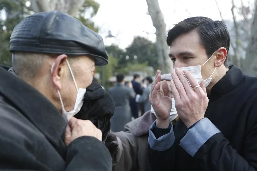 上海“老外”在静安寺外发口罩提醒保持健康(高清组图)