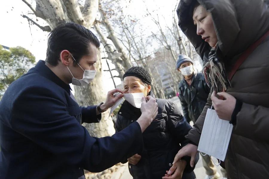 上海“老外”在静安寺外发口罩提醒保持健康(高清组图)