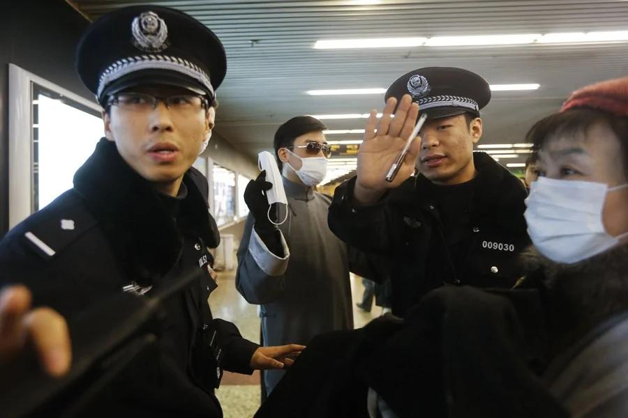 上海“老外”在静安寺外发口罩提醒保持健康(高清组图)
