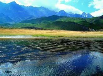 UNESCO-Naturerbest?tte: Sanjiang Region in ChinaLandschaft im Nationalpark der Drei parallel verlaufenden Flüsse im Nordwesten der Provinz Yunnan. Die Unesco hat im Juli2003 sieben Schutzzonen im Nationalpark als Naturst?tte in die Liste des Welterbes aufgenommen. Das1,7 Millionen Hektar gro?e Gebiet umfasst die Flussl?ufe der drei gro?en Flüsse Jangtse, Mekong und Salween. Sie flie?en durch steile Schluchten, die bis zu3000 Meter tief und von bis zu6000 Meter hohen Bergen umgeben sind.