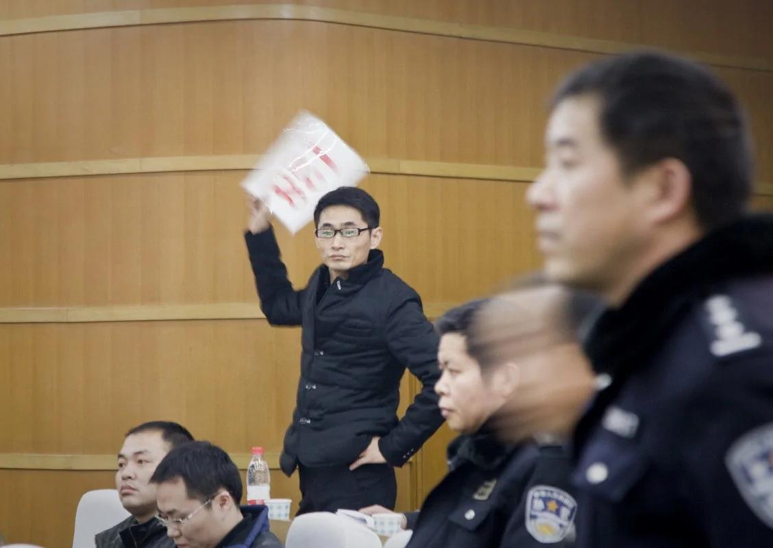 数名男子为争抢宁波海关所拍卖的纸尿裤起冲突(高清组图)