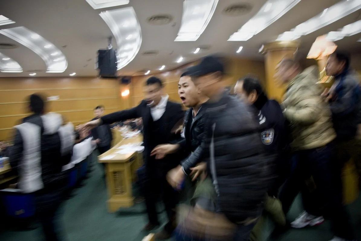 数名男子为争抢宁波海关所拍卖的纸尿裤起冲突(高清组图)